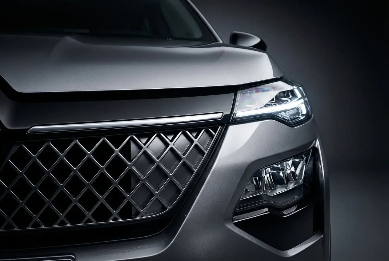 Gros plan emblématique de la calandre et du phare LED du Renault Kardian, mettant en valeur son design moderne et son contraste fort.