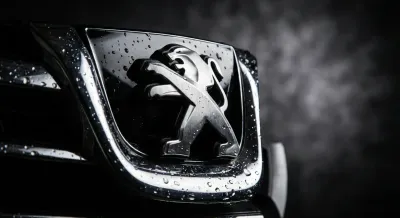 Gros plan sur l'emblème Peugeot d'une 206