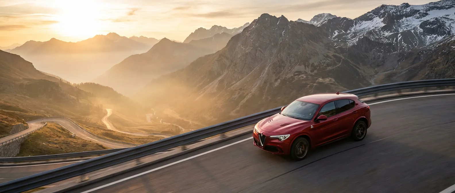 Alfa Romeo Stelvio 280 cv rouge en action sur une route de montagne au coucher du soleil