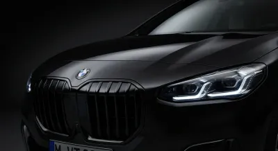 Face avant iconique du BMW 216d Active Tourer, phares LED