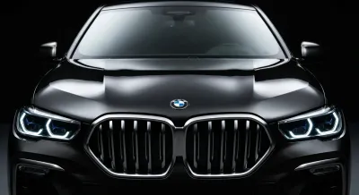 Miniature : Gros plan emblématique de la calandre noire et des phares LED perçants du BMW X6 M50d, avec un fort contraste, parfait pour la visibilité mobile.