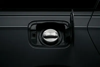 Gros plan sur la trappe à carburant d'une voiture