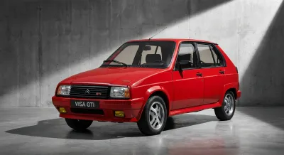 Vue frontale emblématique et contrastée d'une Citroën Visa GTI, prête à l'action, sur fond minimaliste.