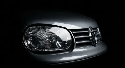 Gros plan iconique du phare et de la calandre d'une Golf 4 1.6 SR