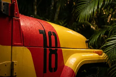 Gros plan détaillé de la livrée rouge et jaune iconique de la Jeep Wrangler YJ Sahara de Jurassic Park, numéro 18.