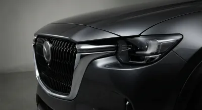 Détail minimaliste de la calandre et du phare du Mazda CX-90