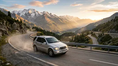 Vue frontale iconique et minimaliste d'un Mercedes ML W163 sur fond sombre