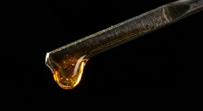 Goutte d'huile moteur dorée sur une jauge de niveau