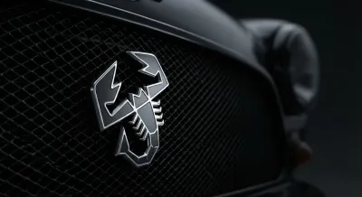 Logo scorpion Abarth en gros plan sur la calandre d'une Mini Abarth