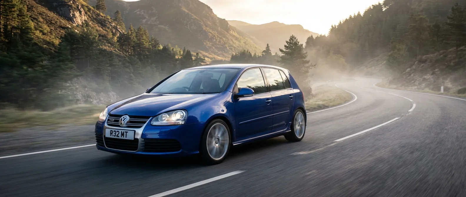 Volkswagen Golf 5 R32 bleue circulant sur une route de montagne au lever du soleil, style cinématographique