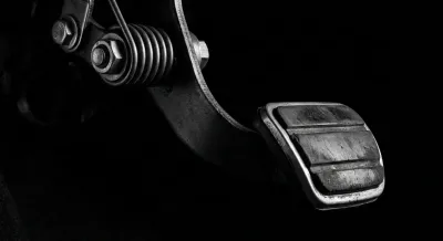 Gros plan iconique d'une pédale d'embrayage de voiture