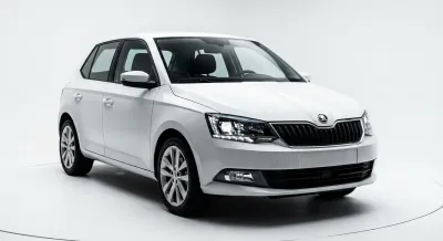 Vue avant iconique d'une Skoda Fabia 3 sur fond blanc minimaliste