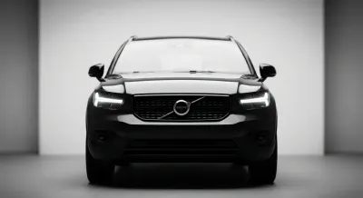 Détail gros plan de la face avant du Volvo XC40 B3, mettant en avant sa signature lumineuse distinctive et sa calandre élégante.