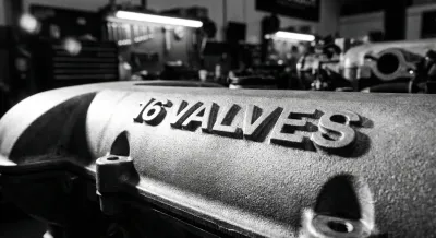 Détail iconique du logo 16 soupapes sur le moteur XU10J4.