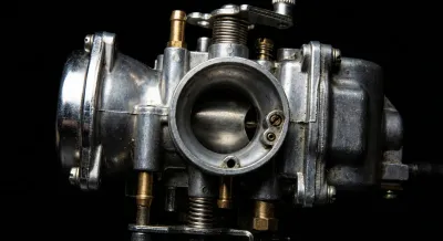 Vignette: Gros plan iconique et très contrasté d'un composant de moteur de moto 125 4 temps, symbolisant le débridage et la performance.