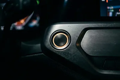 Détail macro du bouton de démarrage d'une voiture moderne