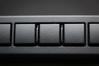 Gros plan minimaliste sur les boutons de l'autoradio Ford 6000 CD