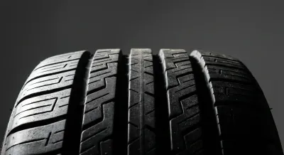 Gros plan macro sur la gomme et les rainures d'un pneu Point S