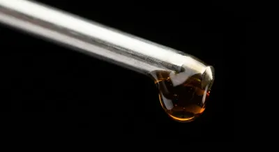 Goutte d'huile sur une jauge de niveau de moteur