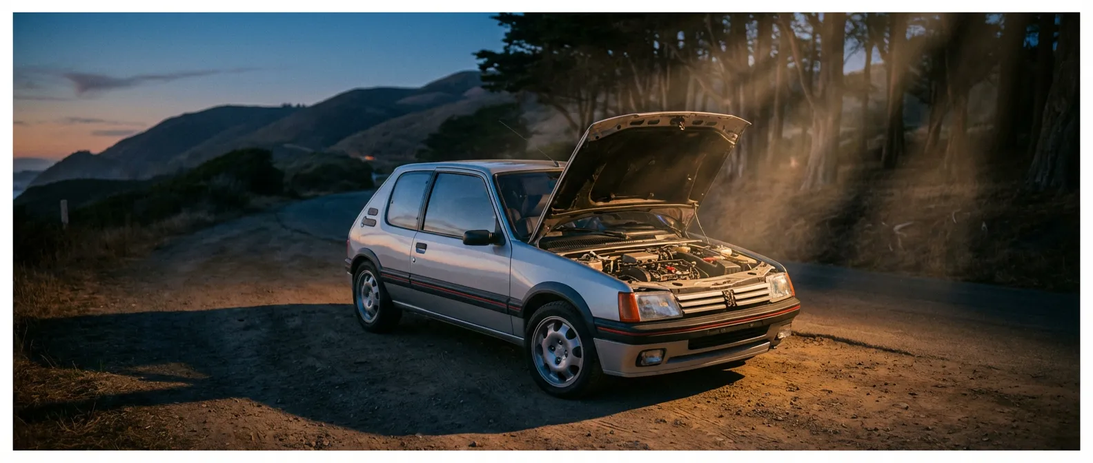 Localisation du fusible de démarreur Clio 2 Vue cinématique d'une Clio 2 avec le capot ouvert au crépuscule pour accéder au fusible du démarreur