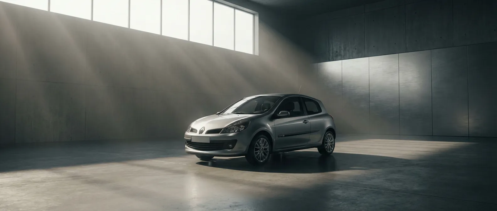 Maintenance du système de lave-glace Clio 3 Une Renault Clio 3 grise dans un studio automobile haut de gamme avec éclairage cinématographique