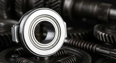 Miniature: Grosse plan sur une butée d'embrayage neuve, brillante et non fonctionnelle, contraste élevé.