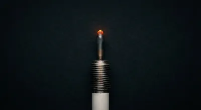 Bougie de préchauffage moteur diesel en gros plan sur fond sombre