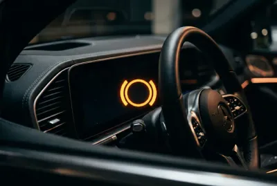 Icône de diagnostic moteur sur un tableau de bord Mercedes haut de gamme