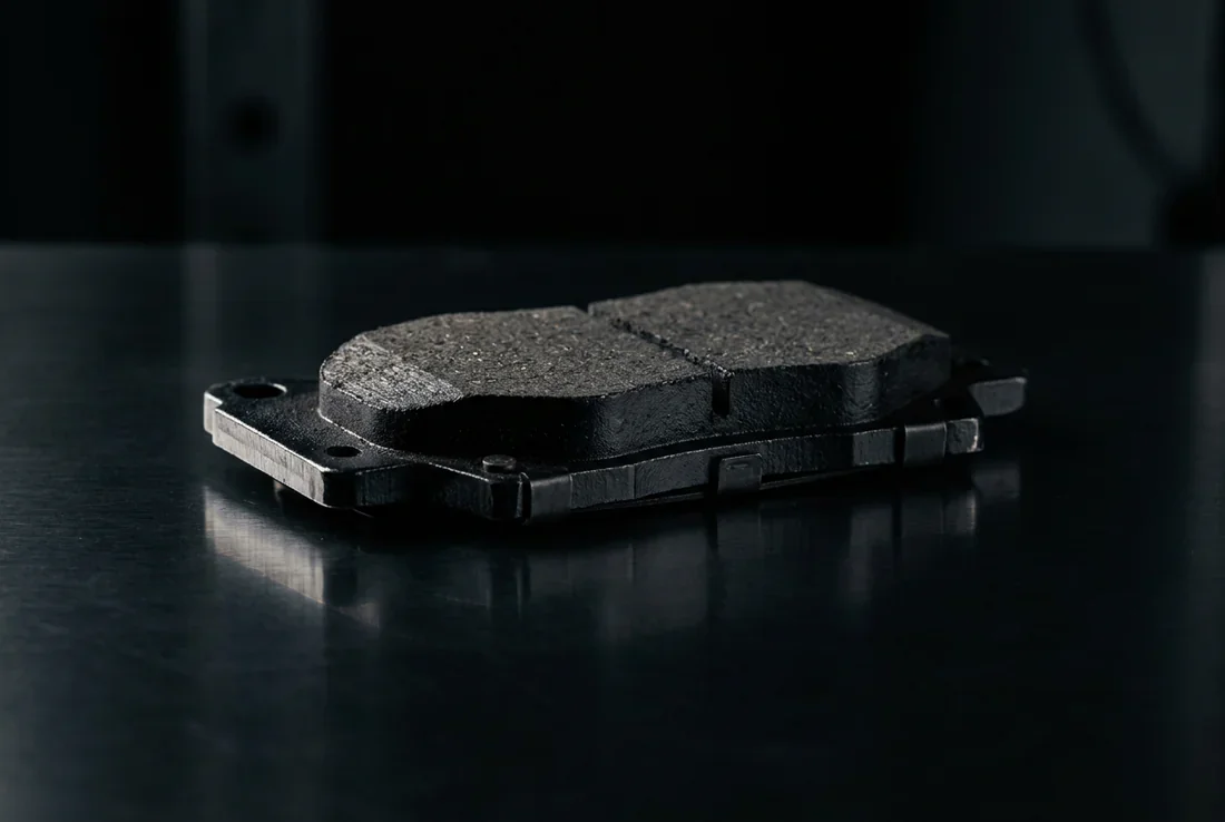 Gros plan cinématographique d'un système de freinage haute performance avec plaquettes Ferodo