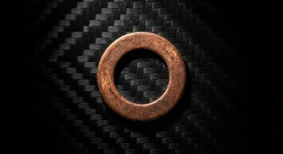 Miniature d'un joint de vidange en cuivre sur fond noir contrasté