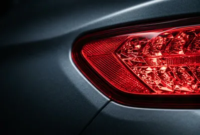 Gros plan minimaliste sur la texture d'un feu stop de voiture