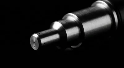 Gros plan iconique d'un injecteur de gasoil sur fond noir