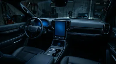 Gros plan sur un port de diagnostic automobile OBDII